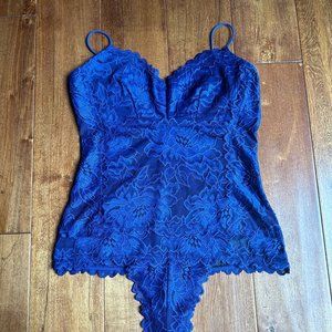 GUESS Women's Berry Lace Spaghetti Strap Bodysuit Shirt Top Small Size